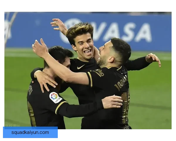 滕哈赫进攻效率持续提升，球队表现稳健引发外界关注